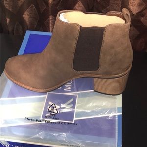 White mountain destiny booties